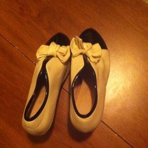 SOLD Vintage black and white pumps