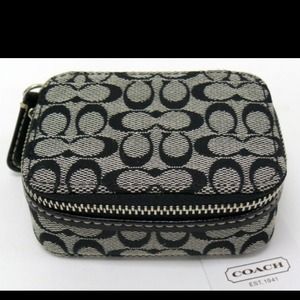 Brand New Small Pill Coach Box❤❤Hold❤