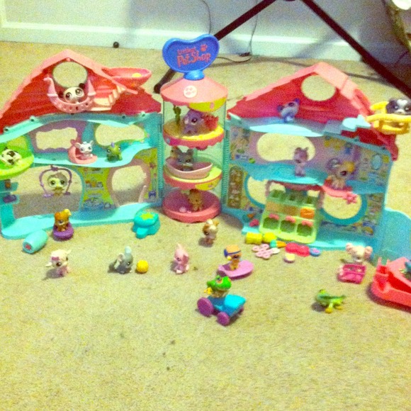 I'm selling Littlest Pet Shop Shopping Center!!!