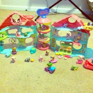 I'm selling Littlest Pet Shop Shopping Center!!!