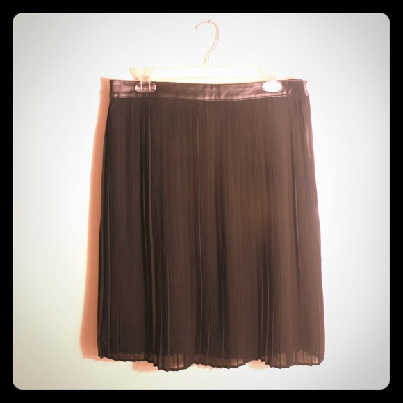 Mossimo black pleated shell skirt