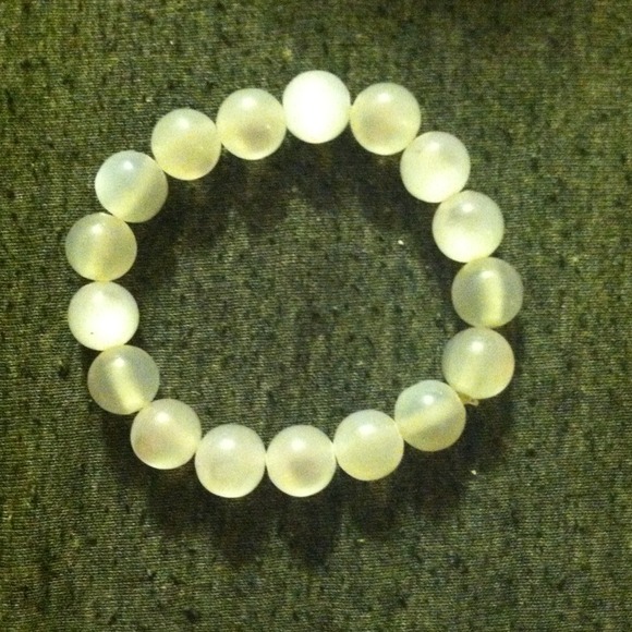 White beaded bracelet - Picture 2 of 2