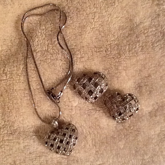 Necklace and clip earrings