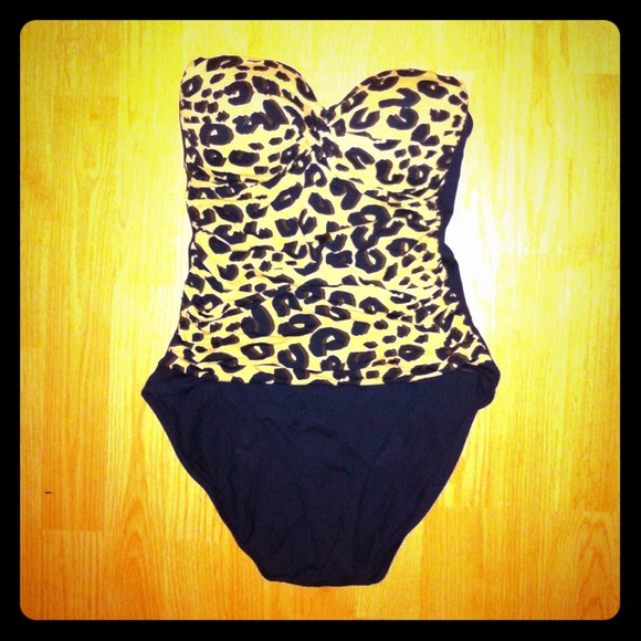 Leopard strapless swimsuit