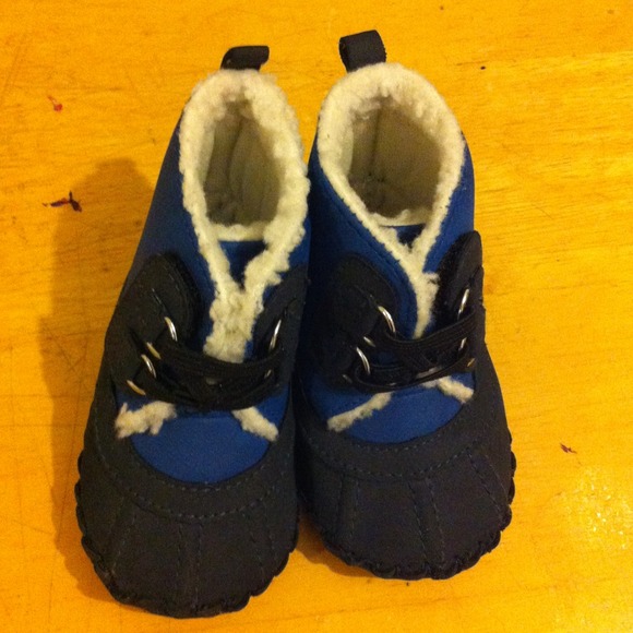 ✨Sold✨Baby winter baby boots..(Children's place)