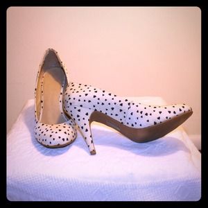 Off white pumps with black hearts print