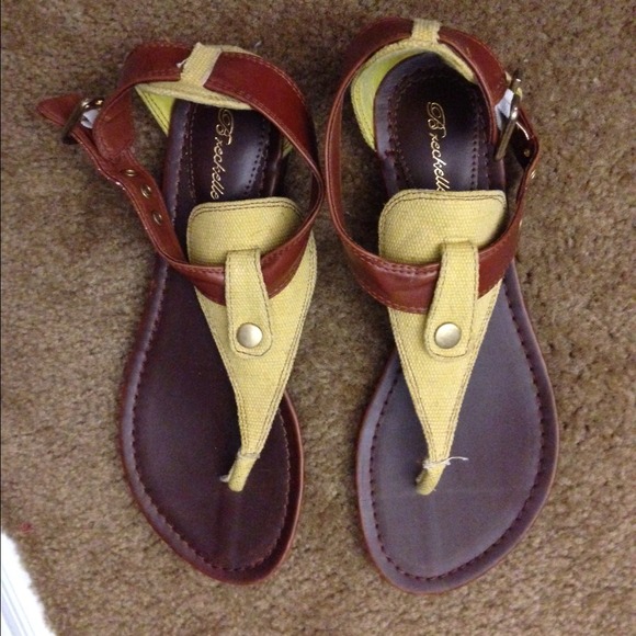 Dark brown flats with a huge buckle - Picture 1 of 2