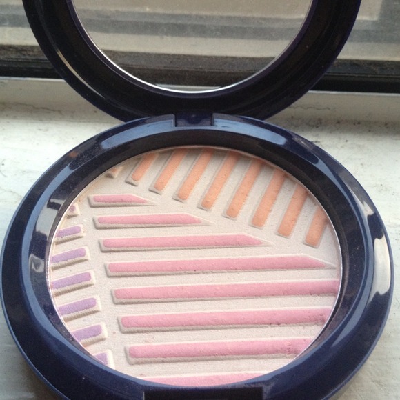 SOLD 🙅MAC "Crew" highlight powder - Picture 1 of 3