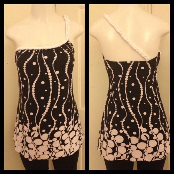 ❌SOLD❌💕Gorgeous top with fun prints!