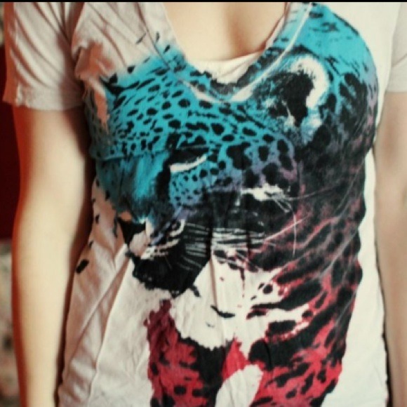 Leapord V-neck Tee