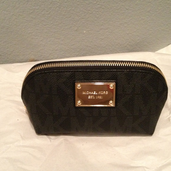 🌈SOLD⚡⚡NWOT MK MEDIUM COSMETIC CASE🌈