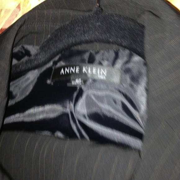 Suit - Picture 3 of 4