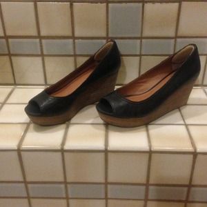 Blk lucky Brand peep toe wedges size 7