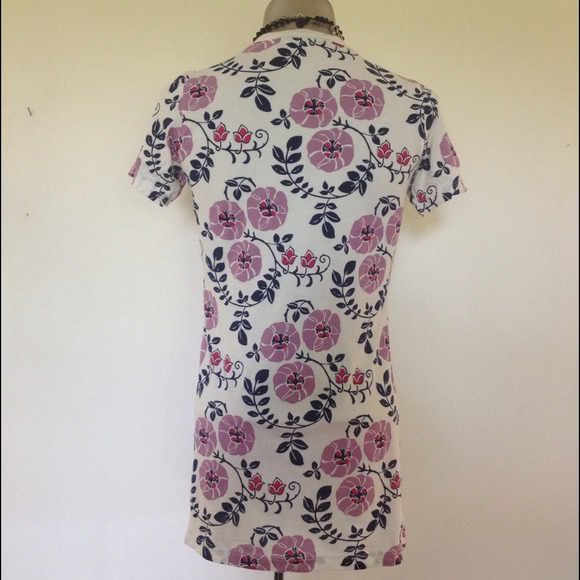 ❗️BOGO tee❗️v-neck floral tee - Picture 2 of 2