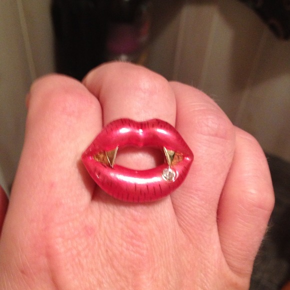 💋Betsey Johnson lips ring w/ diamond accent💋Cute