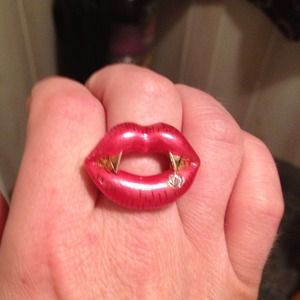 💋Betsey Johnson lips ring w/ diamond accent💋Cute