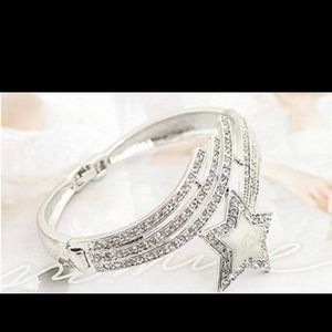 👍 REDUCED PRICE 👍 Silver Star Rhinestone Bangle