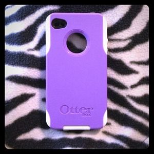Purple/white otter box for iphone 4/4s 🌷🎀
