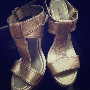 On sale today only!!! $15 Pearl silver wedges