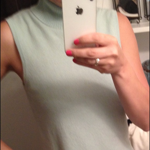 🚫Sold in Bundle🚫100% cashmere sleeveless.