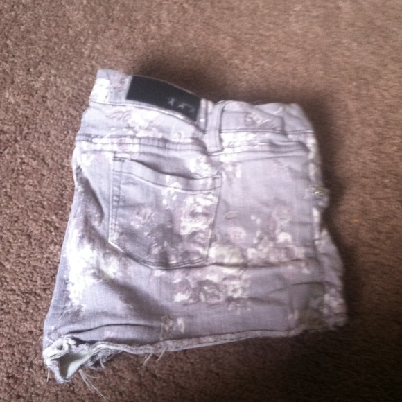 Cuteeeee Floral pattern jean shorts - Picture 2 of 5
