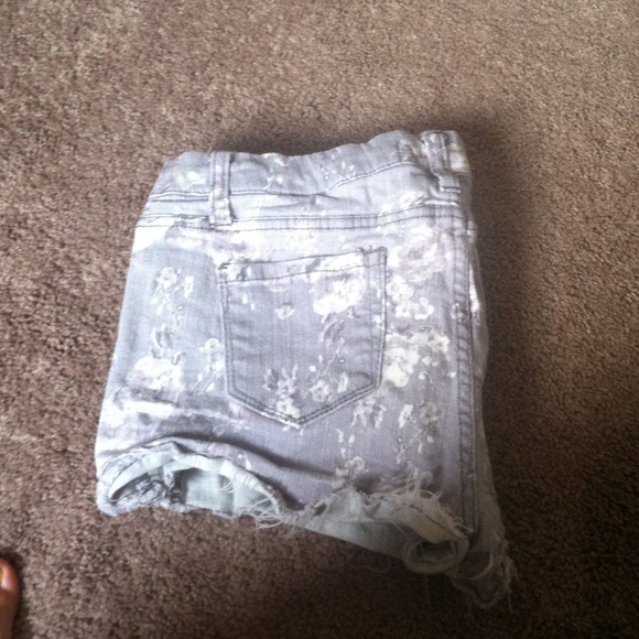 Cuteeeee Floral pattern jean shorts - Picture 3 of 5