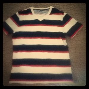 Cotton v-neck t-shirt.