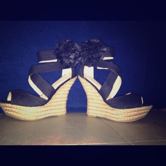 Black Esperanza wedges w/flower detail