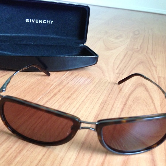 *** SOLD *** Brown Givenchy sunglasses - Picture 3 of 4