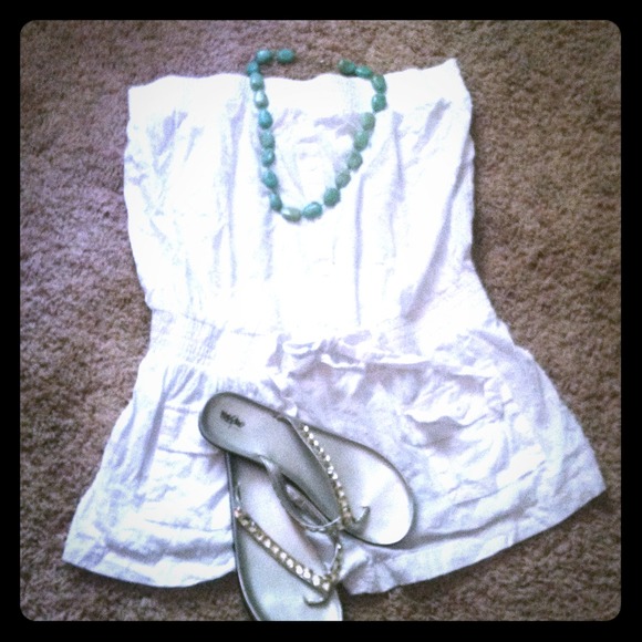 Super adorable! White cotton romper! 👗