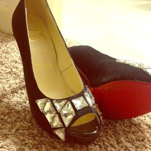 Black classy shoes with red soles