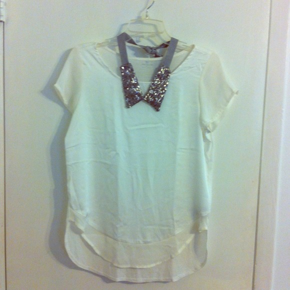 White top with collared necklace