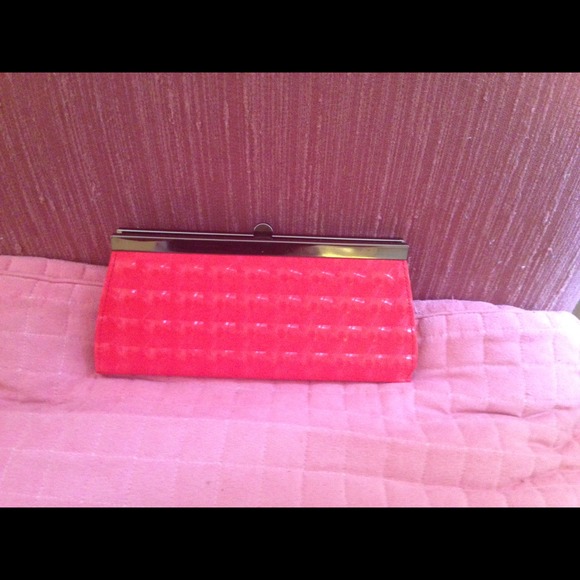 Cute red BNWOT clutch🎈