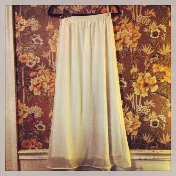 ✨⭐Weekend steal⭐✨ Green envelope white maxi skirt