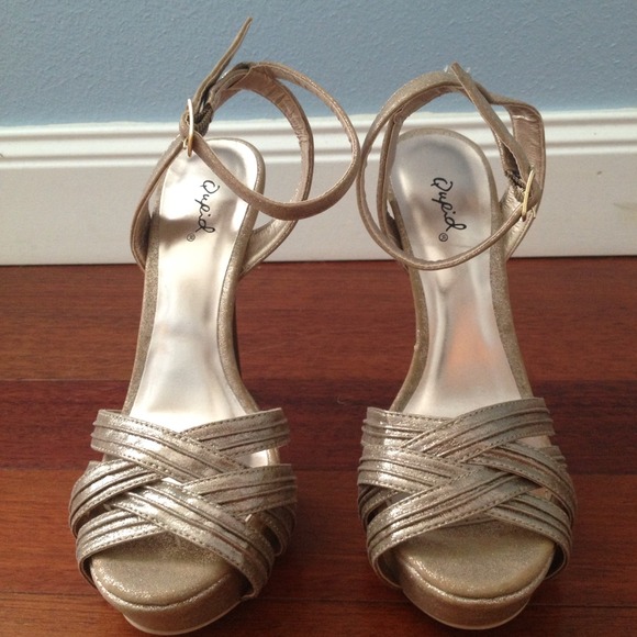 Metallic Gold Stiletto Platform Heels {size 6} - Picture 2 of 3