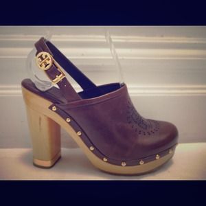 TORY BURCH Brayden brown leather logo clogs