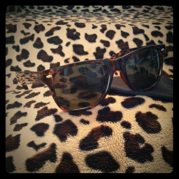 🚫🚫HOLD🚫🚫Tortoise shell wayfarers- polarized