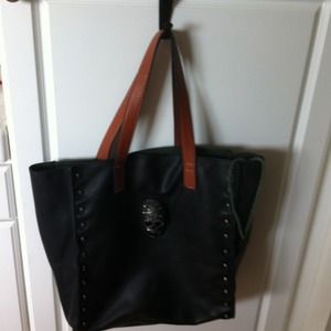 BLACK Leather like purse has skull on front