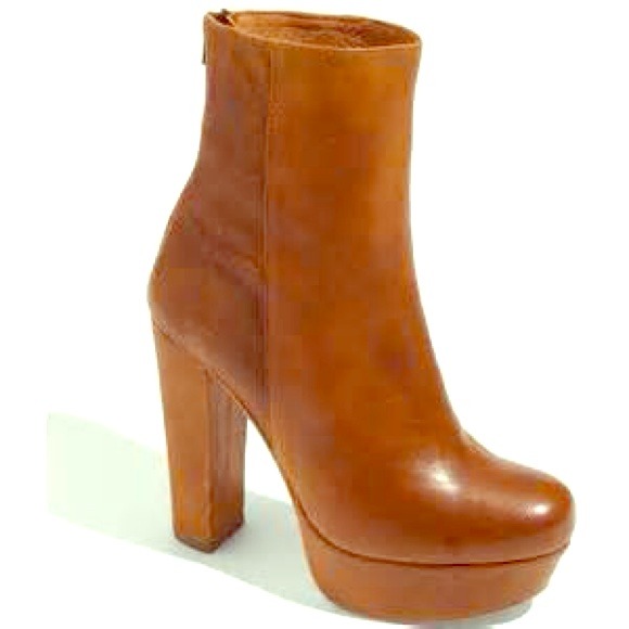 STEVE MADDEN
Brown Desirred Ankle Boot
