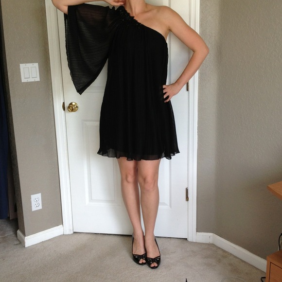 Bisou Bisou Dresses & Skirts - Pleated black flowing dress one sleeve