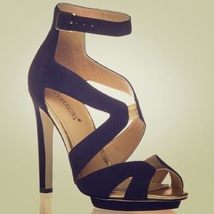 ShoeDazzle Black and Gold Kumiko Sandal Size 7.5