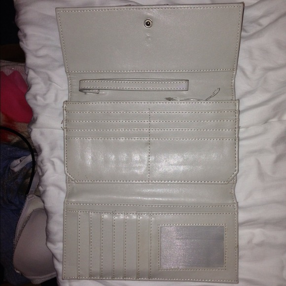 Beautiful Bone Colored Wristlet/Wallet - Picture 3 of 3