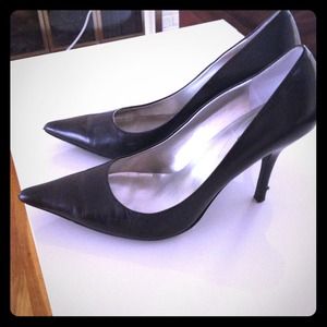 Guess pumps
