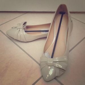 Fioni Nude Bow Patent Leather Flats