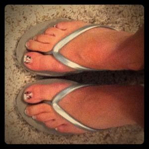 old navy silver flip flops