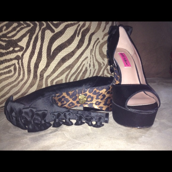 Betsey Johnson Sammii Pump in Black size 7