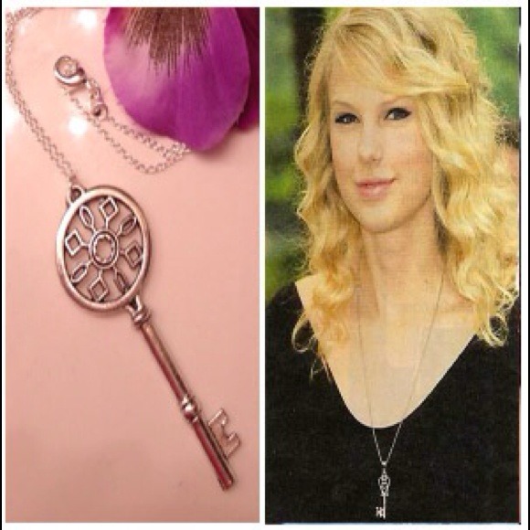 Silver Skeleton Key Necklace   🌸