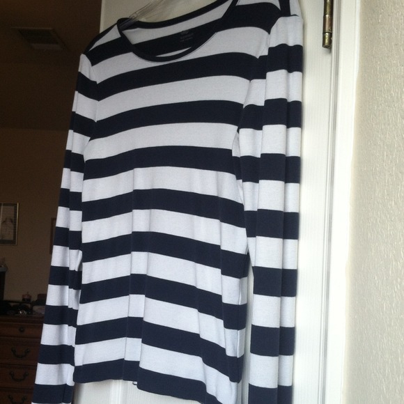 🚫SOLD🚫Navy and white GAP Tee