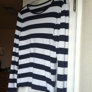 🚫SOLD🚫Navy and white GAP Tee
