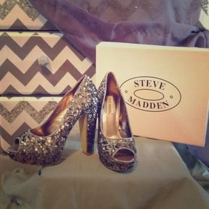 Steve Madden silver sequined pumps